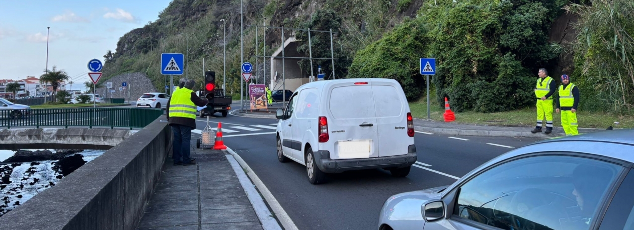 Imagem de Semáforo em teste na Via Expresso da Ribeira Brava para aliviar trânsito (áudio)