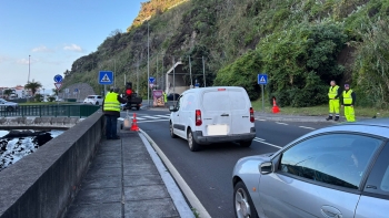 Imagem de Semáforo em teste na Via Expresso da Ribeira Brava para aliviar trânsito (áudio)