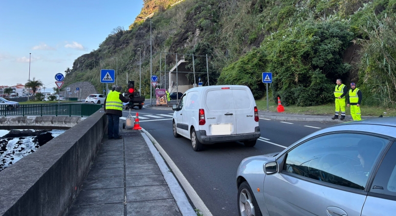 Imagem de Semáforo em teste na Via Expresso da Ribeira Brava para aliviar trânsito (áudio)