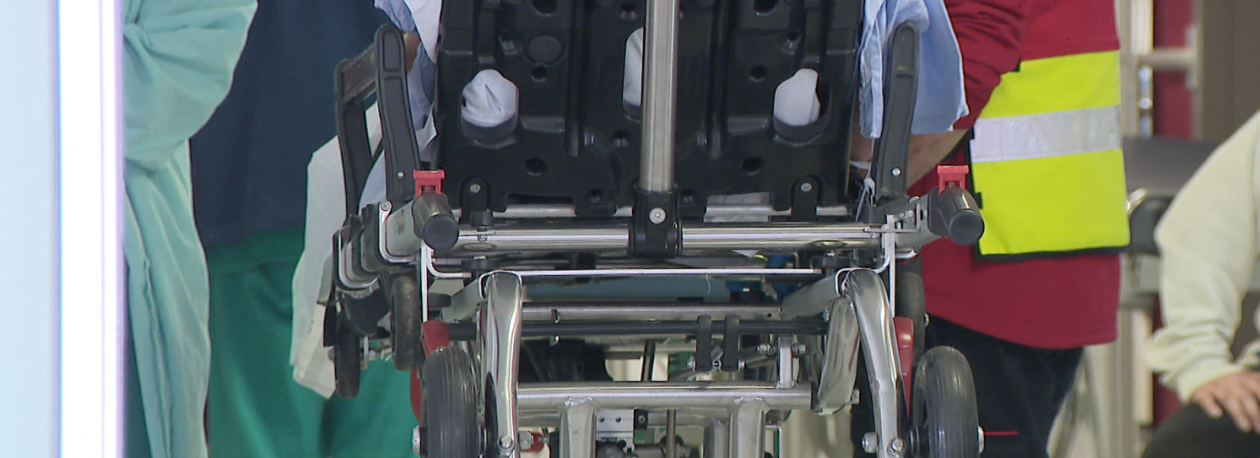 Imagem de Dezenas de doentes em macas ocupam corredores do hospital (vídeo)