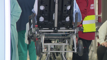 Imagem de Dezenas de doentes em macas ocupam corredores do hospital (vídeo)