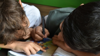 Imagem de Falta de educadores pode levar a redução para uma educadora por sala nas creches (áudio)