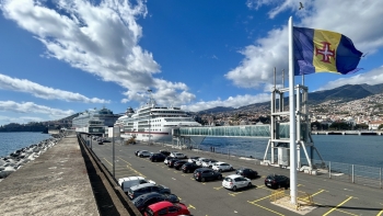 Imagem de Porto do Funchal a receber três navios de cruzeiro