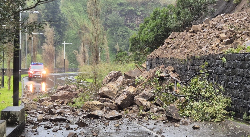 Imagem de Estrada encerrada em São Vicente devido a derrocada