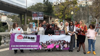 Imagem de Cerca de 20 mulheres manifestaram-se por direitos e igualdade (vídeo)