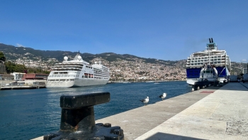 Imagem de Dois navios passam a noite no Funchal
