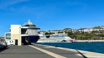Imagem de Três navios de cruzeiro em escala no Funchal