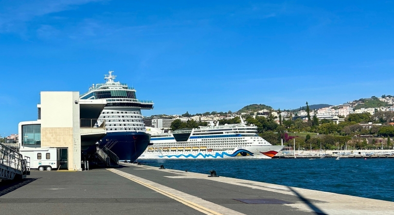 Imagem de Três navios de cruzeiro em escala no Funchal
