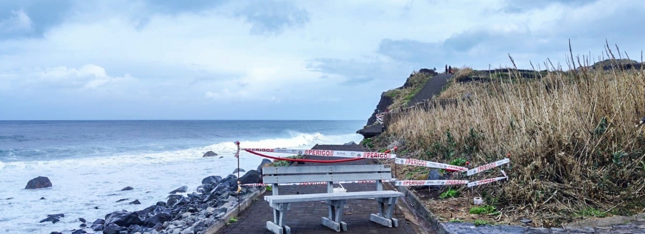 Imagem de Parte da promenade das Achadas da Cruz ruiu