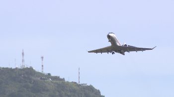 Imagem de Vento e chuva fortes mantêm estradas e transportes afetados (áudio)
