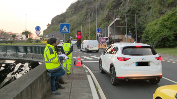 Imagem de Semáforos testados para mitigar trânsito na Ribeira Brava (vídeo)