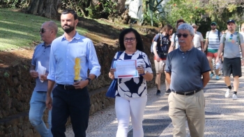 Imagem de CDU protesta na Quinta Vigia e entrega um “Pinóquio Dourado” (áudio)