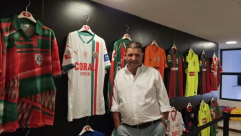 Imagem de Adepto do Marítimo tem mais de mil camisolas de futebol (vídeo)