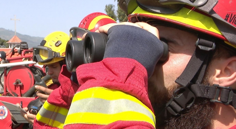 Mais de duas dezenas de bombeiros combatem incêndio no Jardim da Serra