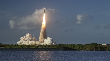 Imagem de Astronautas da Artemis II acordam na cápsula Orion e orbitam a Terra no 1.º dia