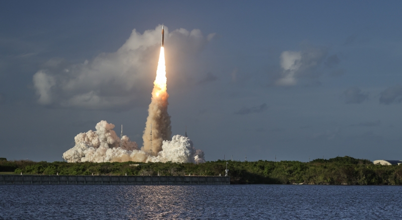 Imagem de Astronautas da Artemis II acordam na cápsula Orion e orbitam a Terra no 1.º dia