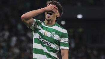 Imagem de Sporting vence após reviravolta e fica provisoriamente a quatro pontos do Porto