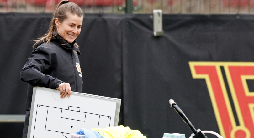 Imagem de Treinadora do Union Berlim sonha com futebol sem questões de género