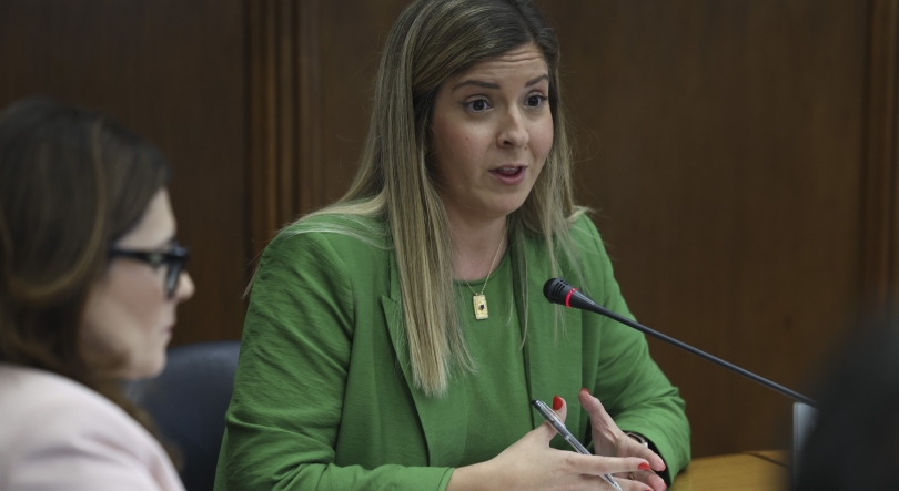 Imagem de Ministra admite análise à lei de identidade de género e envia documento ao parlamento