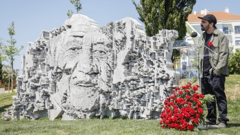 Imagem de Vhils homenageia Mário Soares para que a “liberdade continue”