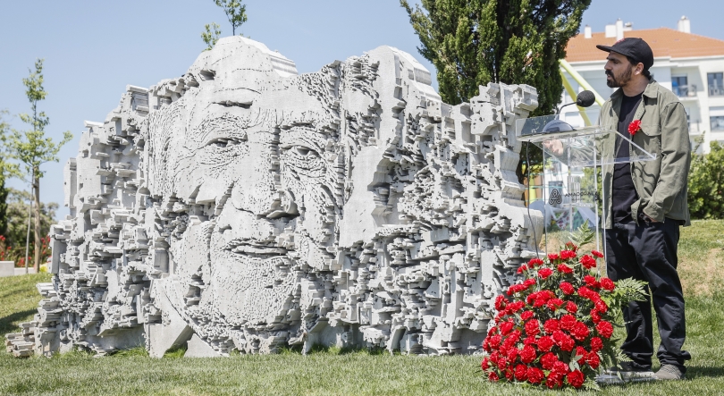 Imagem de Vhils homenageia Mário Soares para que a “liberdade continue”