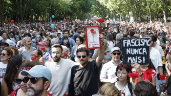 Imagem de Dezenas de milhares desfilam pela proteção da liberdade