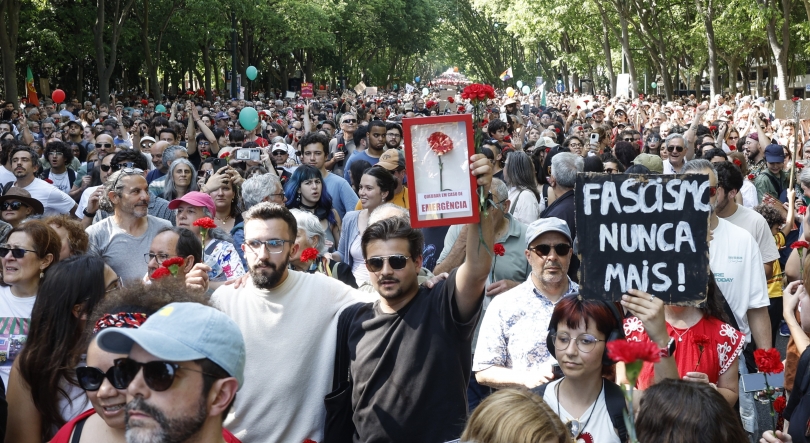 Imagem de Dezenas de milhares desfilam pela proteção da liberdade