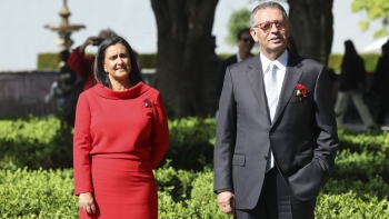 Imagem de Seguro de cravo vermelho na lapela na estreia em sessão solene que assinala revolução