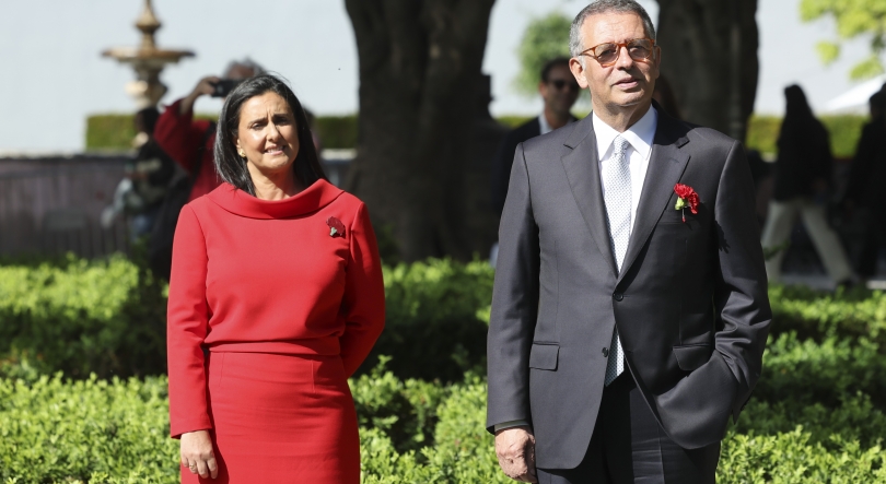 Imagem de Seguro de cravo vermelho na lapela na estreia em sessão solene que assinala revolução