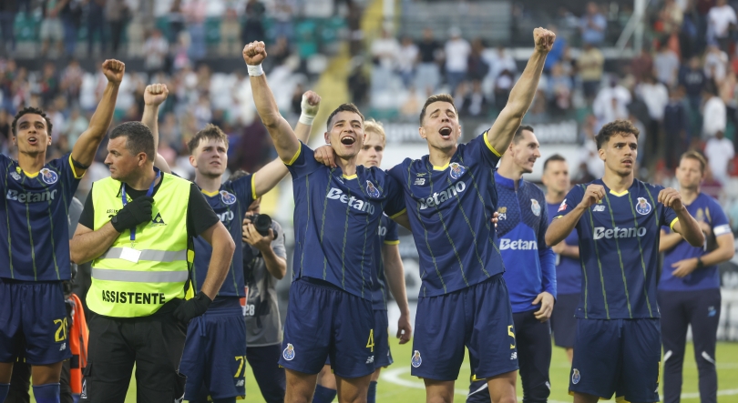 Imagem de ‘Bis’ do ‘improvável’ Gül deixa FC Porto a quatro pontos do título