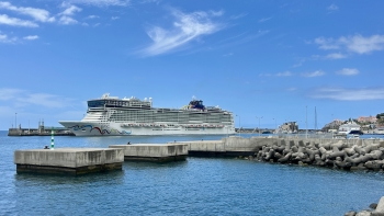 Imagem de Dois navios de cruzeiro fazem escala no Porto do Funchal