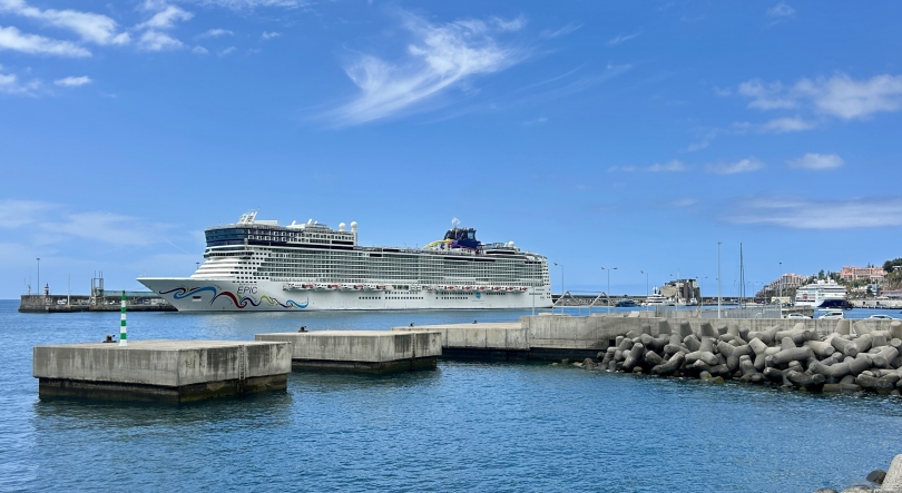 Imagem de Dois navios de cruzeiro fazem escala no Porto do Funchal
