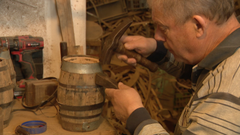 Imagem de Aqui há história: Emanuel Nóbrega é tanoeiro desde os 12 anos (vídeo)