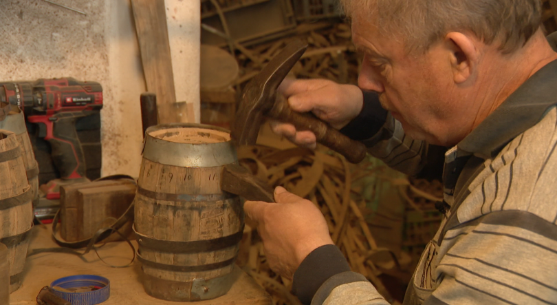 Imagem de Aqui há história: Emanuel Nóbrega é tanoeiro desde os 12 anos (vídeo)