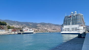 Imagem de Porto do Funchal com dois navios de cruzeiro