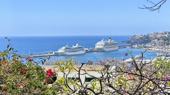 Imagem de Porto do Funchal a receber dois navios de cruzeiro
