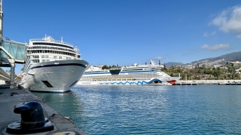 Imagem de Dois navios de cruzeiro em escala no Funchal
