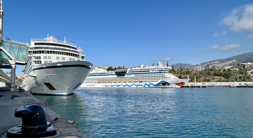 Imagem de Dois navios de cruzeiro em escala no Funchal