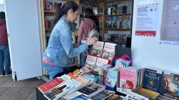 Imagem de Feira do Livro de Santa Cruz com oito stands de várias livrarias e instituições (áudio)