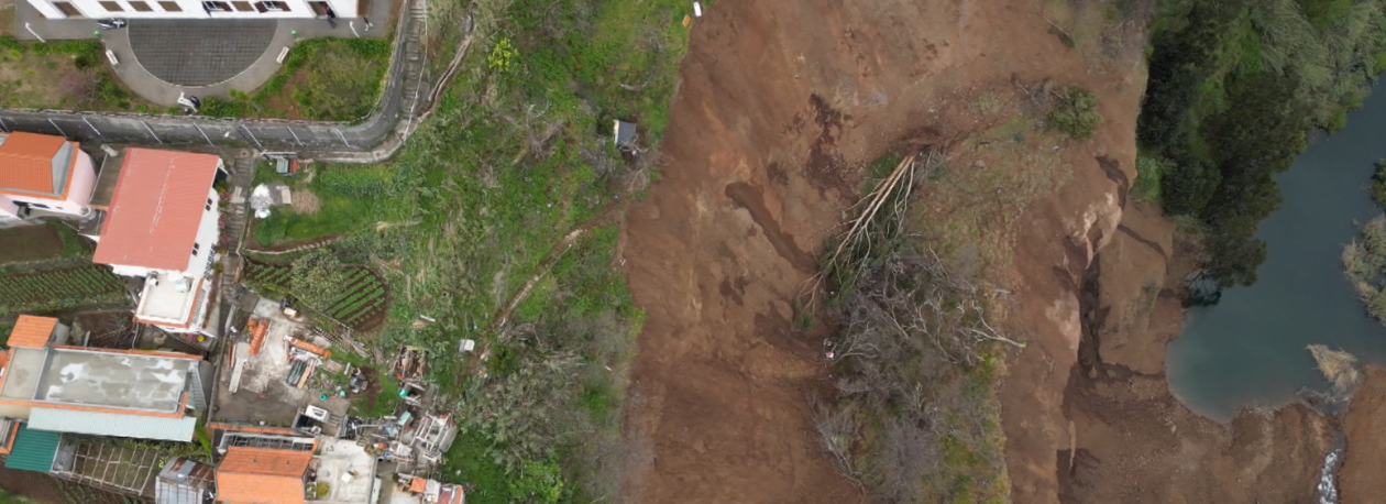 Imagem de Depósito de detritos provocou deslizamento no Curral (vídeo)