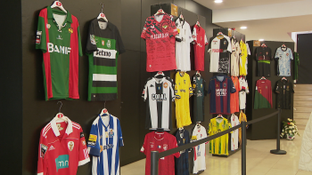 Imagem de César Gomes colecionou mais de 1.000 camisolas de futebol em 30 anos (áudio)