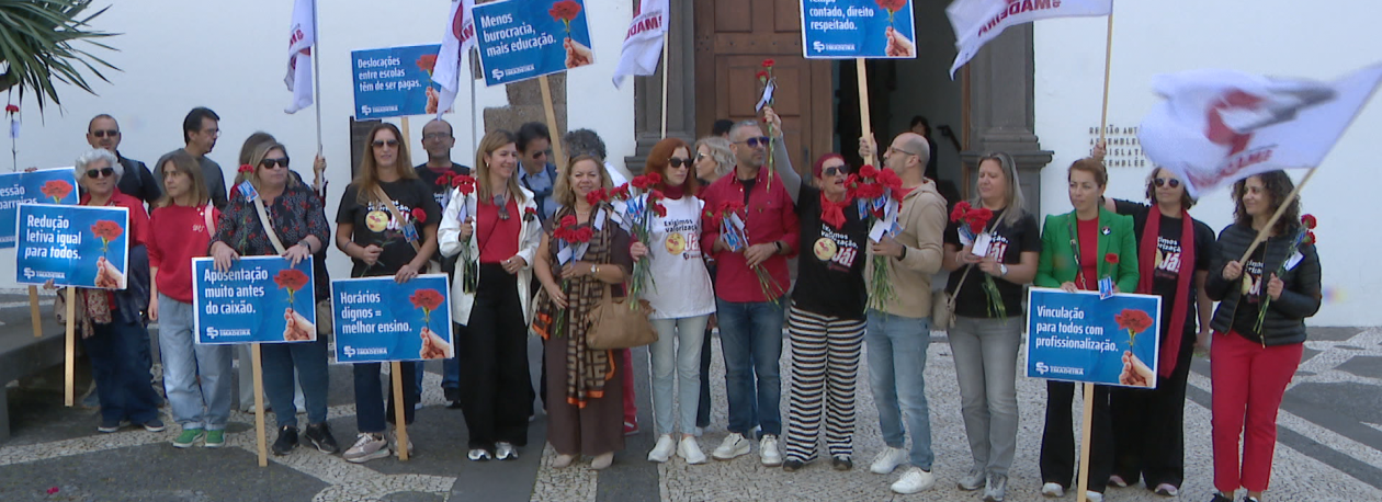 Imagem de Professores voltaram a manifestar-se à porta da Assembleia (vídeo)
