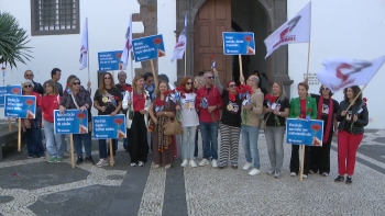 Imagem de Professores voltaram a manifestar-se à porta da Assembleia (vídeo)