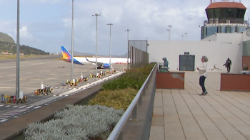 Imagem de Avião da Jet2 imobilizado na Madeira há 10 dias após aterragem violenta