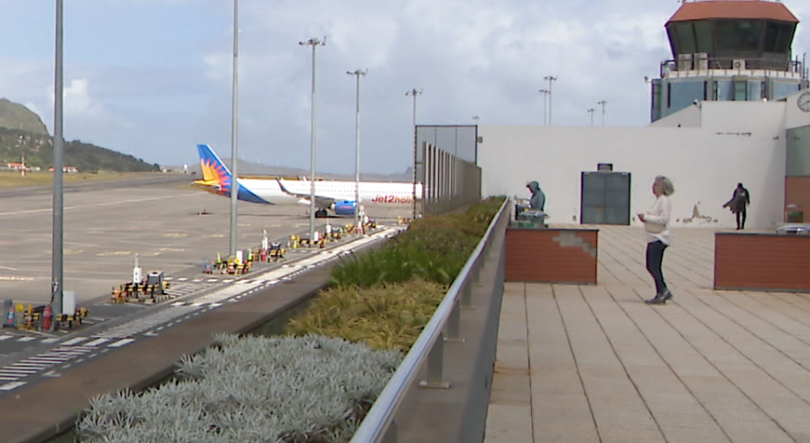 Imagem de Avião da Jet2 imobilizado na Madeira há 10 dias após aterragem violenta
