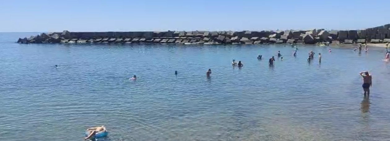 Imagem de Praia da Calheta com muitos banhistas no feriado (vídeo)