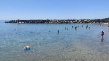 Imagem de Praia da Calheta com muitos banhistas no feriado (vídeo)