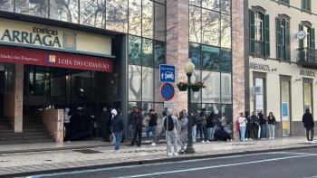 Imagem de Imigrantes madrugam à porta da AIMA para serem atendidos (áudio)