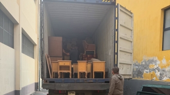 Imagem de Dois contentores de mobiliário a caminho do Mindelo (áudio)