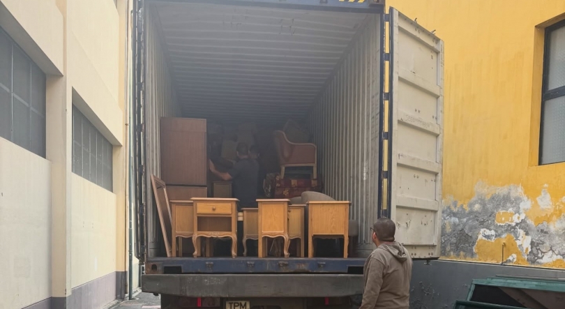 Imagem de Dois contentores de mobiliário a caminho do Mindelo (áudio)